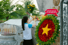 Tình nguyện viên,thắp hương, volunteers, light incense- HONG SON