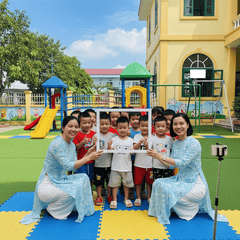 Hình ảnh 2 cô giáo mầm non cùng các bạn học sinh mầm non 2 tuổi...