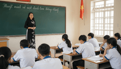 Cô giáo Việt Nam dạy Ngữ Văn mặc áo dài, đứng trên bục giảng....