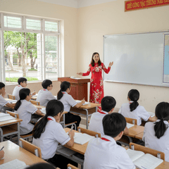 Hình ảnh cô giáo Việt Nam đứng trên bục giảng, mặc áo dài hăng...