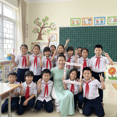 tôi muốn tạo 1 hình cô giáo và các em học sinh tiểu học đang chụp...