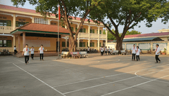 "tạo cho tôi bức ảnh trung tâm của một sân trường . Với đặc...