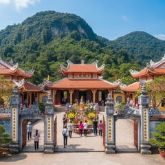 miếu bà chúa xứ tại núi sam châu đốc tỉnh an giang. . Với đặc...