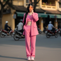 Tạo cho tôi một cô gái mặc một chiếc áo màu hồng hở vùng hông...