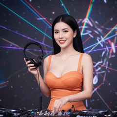 Cô gái chơi DJ có gương mặt trái xoan xinh đẹp,
làn da của cô...