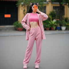Tạo cho tôi một cô gái mặc một chiếc áo màu hồng hở vùng hông...