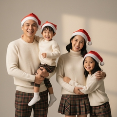Một gia đình mặc trang phục giáng sinh, đội nón noel, vui vẻ bên...