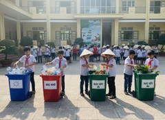 Nhiều học sinh đang phân loại rác. Rác khô rác ướt . Với đặc...