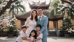 Một gia đình chụp ảnh kỉ niệm ngày cưới. Cố gắng giữ nét...