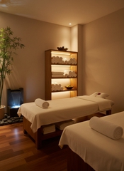 tạo ảnh Không gian spa yên tĩnh / ánh đèn ấm / khăn trắng . Với...