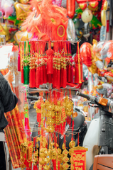 Trang trí, Tết, Tết Nguyên Đán, mua sắm, chợ tết, đèn lồng, câu chúc, decorations, Tet, Lunar New Year, shopping, Tet market, lanterns- HONG SON