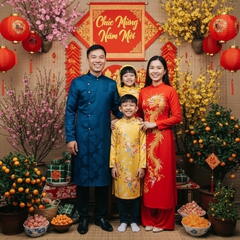 Một gia đình mặc áo dài truyền thống tươi cười trước không...