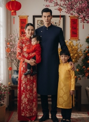 Một gia đình mặc áo dài truyền thống tươi cười trước không...