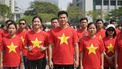 Một tập thể người mặc áo việt nam có hình ngôi sao . Với đặc...