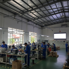 Xưởng vận hành thiết bị điện tử . Với đặc điểm phong cách...