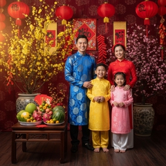 Một gia đình mặc áo dài truyền thống tươi cười trước không...