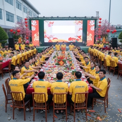 một tập thể mặc đồng phục màu vàng của công ty gạch men hoàng...