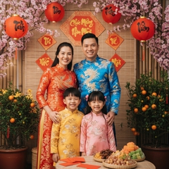 Một gia đình mặc áo dài truyền thống tươi cười trước không...