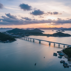 hãy tạo cho tôi cầu thị nại quy nhơn. Với đặc điểm Phong cách:...