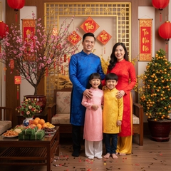 Một gia đình mặc áo dài truyền thống tươi cười trước không...