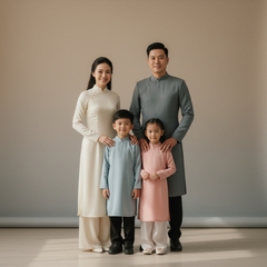 Một gia đình mặc áo dài truyền thống tươi cười trước không...