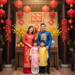 Một gia đình mặc áo dài truyền thống tươi cười trước không...
