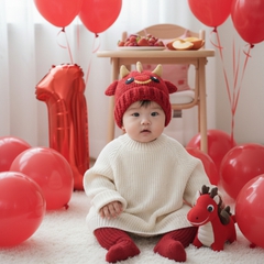 Em bé sinh nhật tuổi rồng
Mũ len đỏ 
áo len trắng dài quá đầu...