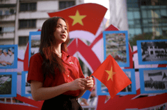 Lá cờ Việt Nam, lá cờ, cờ đỏ sao vàng, flag, con gái, girl, Việt Nam - Khánh Hưng Trần Võ 1