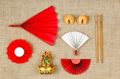 Mèo thần tài, đứng giữa các phụ kiện giấy, động vật, quạt giấy, lồng đèn giấy, bánh may mắn, màu vàng, màu đỏ, nền vải bao bố, maneki-neko, standing among paper accessories, animal