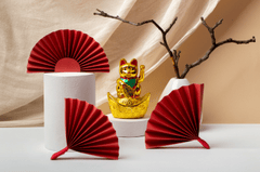 Mèo thần tài, ngồi trên bục trắng, động vật, màu vàng, quạt giấy đỏ, cành cây khô, bình gốm, vải voan, phông nền trung tính, maneki-neko, sitting on white podium, animal, golden, red paper fan