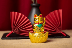 Mèo thần tài, đặt trên thỏi vàng, động vật, màu vàng, quạt giấy đỏ, bình gốm đen, phông nền đỏ, sang trọng, maneki-neko, placed on gold ingot, animal, golden, red paper fan