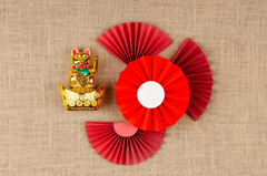 Mèo thần tài, đứng cạnh quạt giấy, động vật, màu vàng, quạt giấy đỏ, trang trí tròn, tết, may mắn, nền vải bao bố, maneki-neko, standing next to paper fans, animal, golden, red paper fan