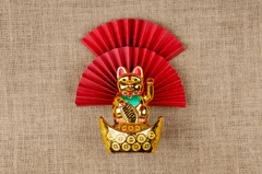 Mèo thần tài, ngồi trên thỏi vàng, động vật, màu vàng, quạt giấy, trang trí, tết, may mắn, nền vải bao bố, maneki-neko, sitting on gold ingot, animal, golden, paper fan, decoration, lunar new year 9