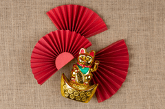 Mèo thần tài, ngồi trên thỏi vàng, động vật, màu vàng, quạt giấy, trang trí, tết, may mắn, nền vải bao bố, maneki-neko, sitting on gold ingot, animal, golden, paper fan, decoration, lunar new year