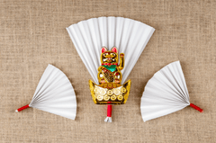 Mèo thần tài và quạt giấy, vẫy tay, mèo thần tài, quạt giấy, bánh may mắn, trang trí, tết, màu vàng, màu trắng, phông nền vải bố, maneki neko and paper fans, waving, maneki neko