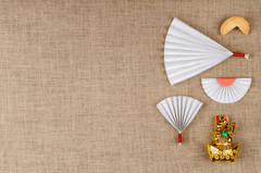 Mèo thần tài và quạt giấy, vẫy tay, mèo thần tài, quạt giấy, bánh may mắn, trang trí, tết, màu vàng, màu trắng, phông nền vải bố, maneki neko and paper fans, waving, maneki neko