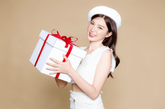 Ôm hộp quà, người mẫu - besphotographer