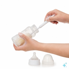 hình ảnh bàn tay đang rửa bình sữa cho bé, nền trắng . Với đặc điểm phong cách thực tế ....