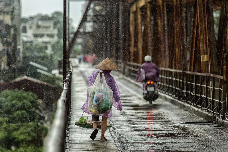 Cầu, con người, hàng rong, mưa - season-4559795_1920