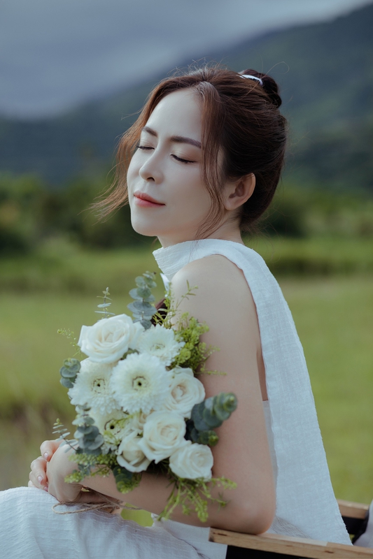 Cô gái, con gái, phụ nữ, girl, ôm hoa - Jupilu