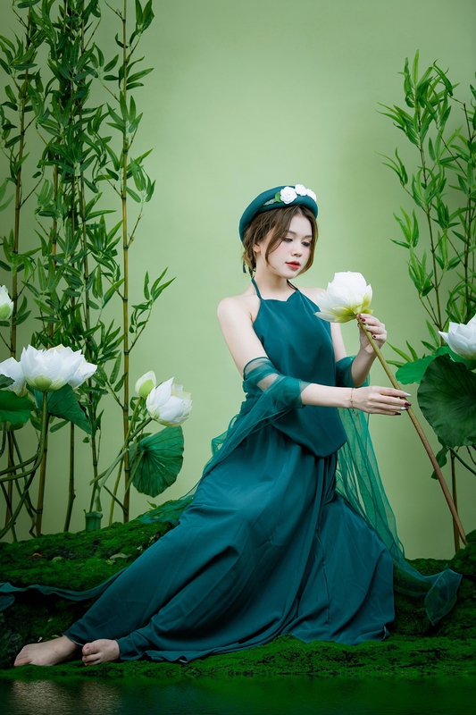 Con gái, cô gái, girl, áo tứ thân, hoa sen, Việt Nam - RingoStudio