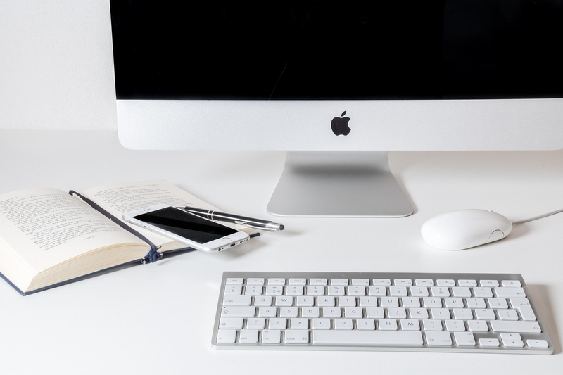 Bàn, bàn học, bàn làm việc, dụng cụ, máy tính, sách vở, laptop - Ylanite