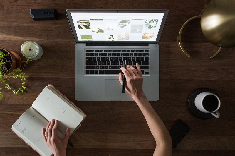 Bàn học, máy tính, bàn làm việc, desk, table, laptop, office- StockSnap