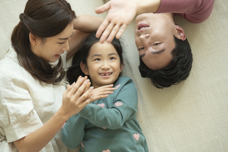 Gia đình, family, bố mẹ con, parents and child, nụ cười, smile, sự gắn kết, bond, hạnh phúc, happines - xframe.io 3