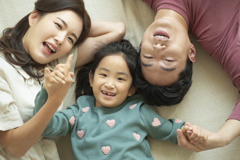 Gia đình, family, bố mẹ con, parents and child, nụ cười, smile, sự gắn kết, bond, hạnh phúc, happines - xframe.io 5
