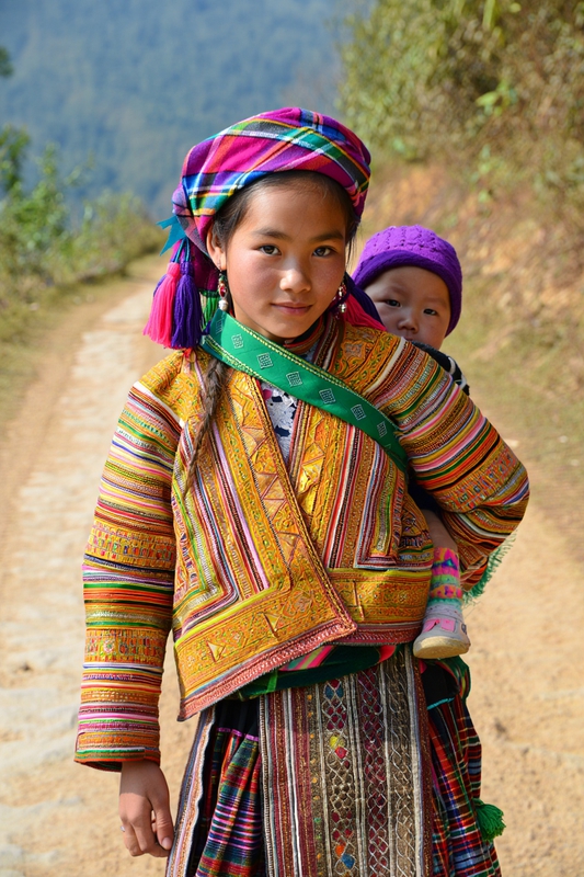 người H’Mông, Hmong people, em bé, baby carrier, trang phục thổ cẩm H’Mông, Hmong traditional costume