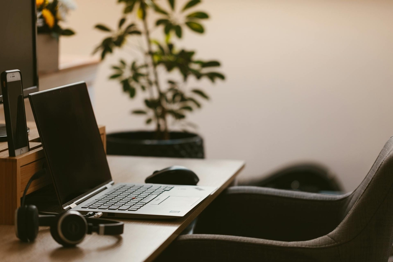 Văn phòng, office, bàn làm việc, bàn, desk, tài liệu, folder, laptop, máy tính - Devon Pankiw