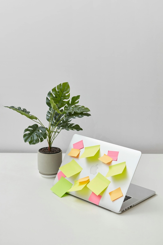 Văn phòng, office, bàn làm việc, bàn, desk, tài liệu, folder, laptop, máy tính - DS stories