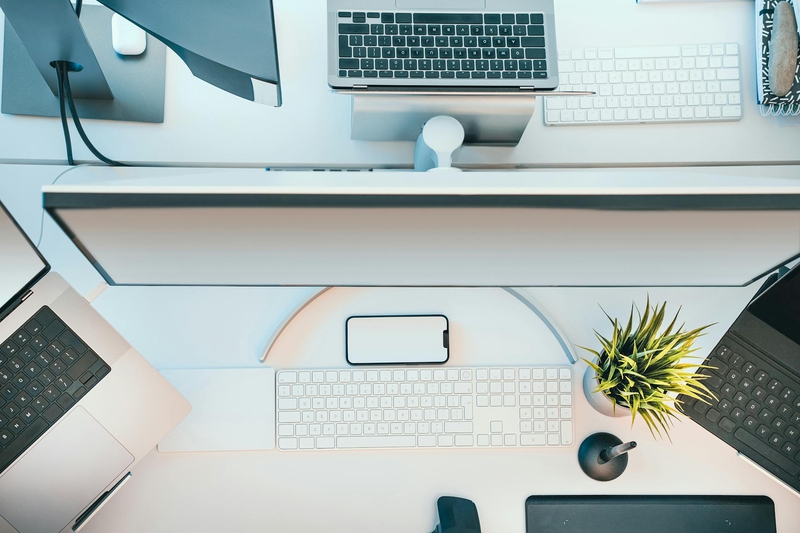 Văn phòng, office, bàn làm việc, phòng làm việc, bàn, desk, tài liệu, folder, laptop, máy tính - Jakub Zerdzicki