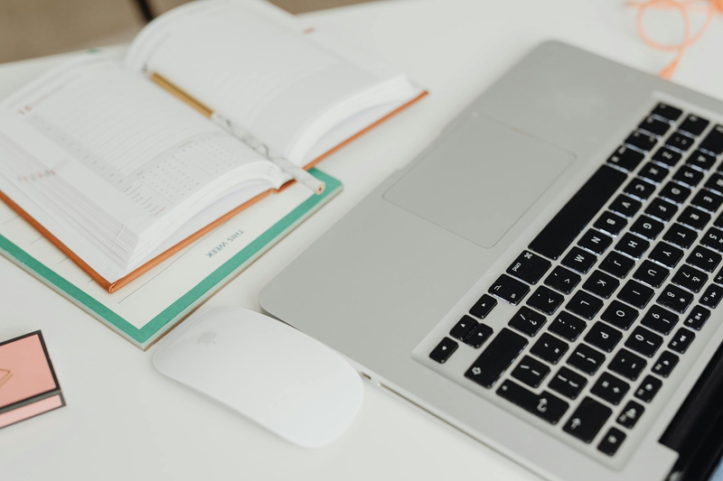 Văn phòng, office, bàn làm việc, bàn, desk, tài liệu, folder, laptop, máy tính - Kaboompics 1